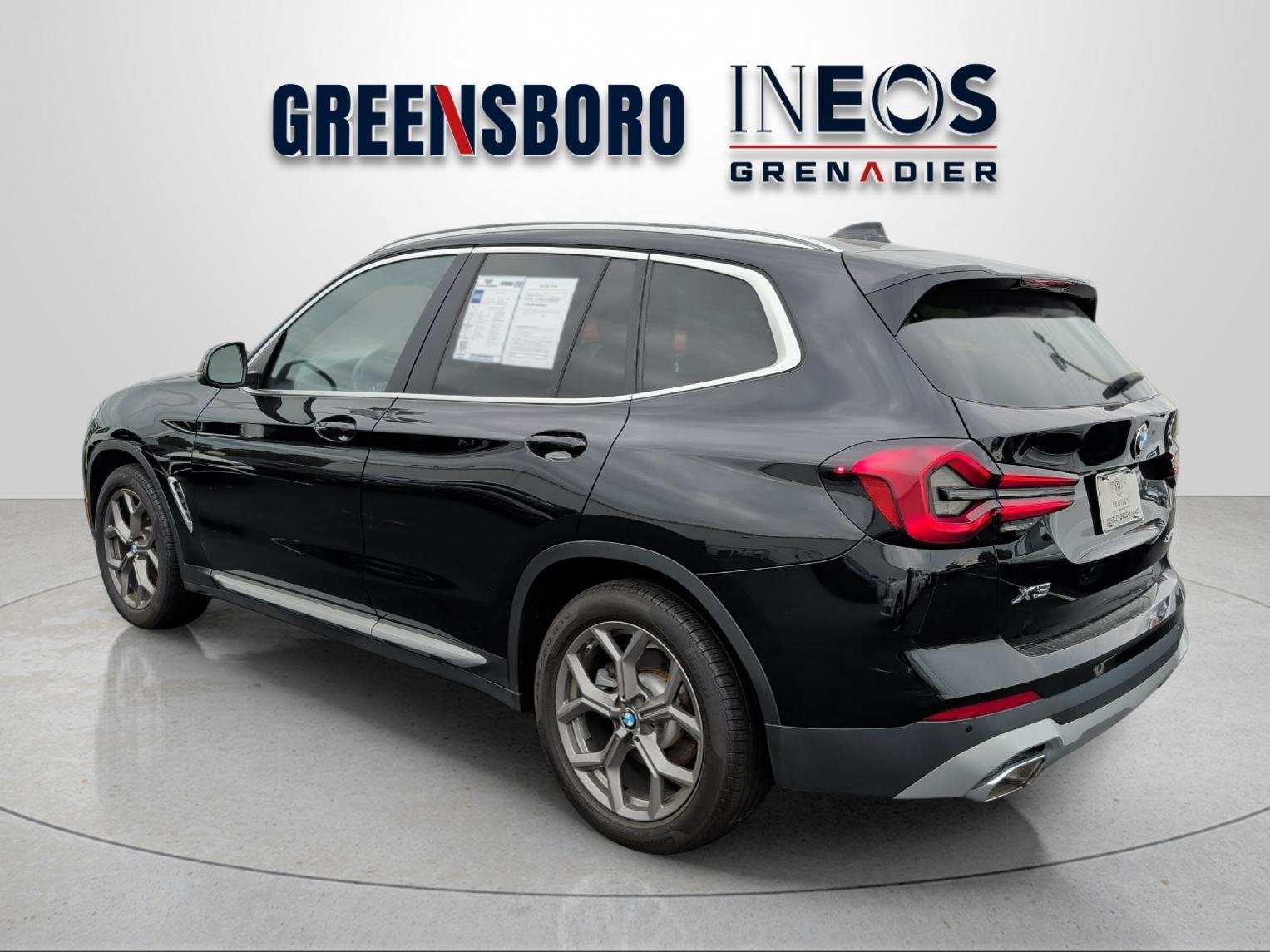 Used 2022 Black Sapphire Metallic BMW xDrive30i image 3