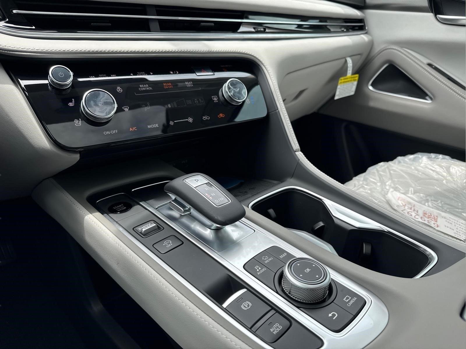 New 2027 RADIANT WHITE INFINITI Luxe AWD image 24
