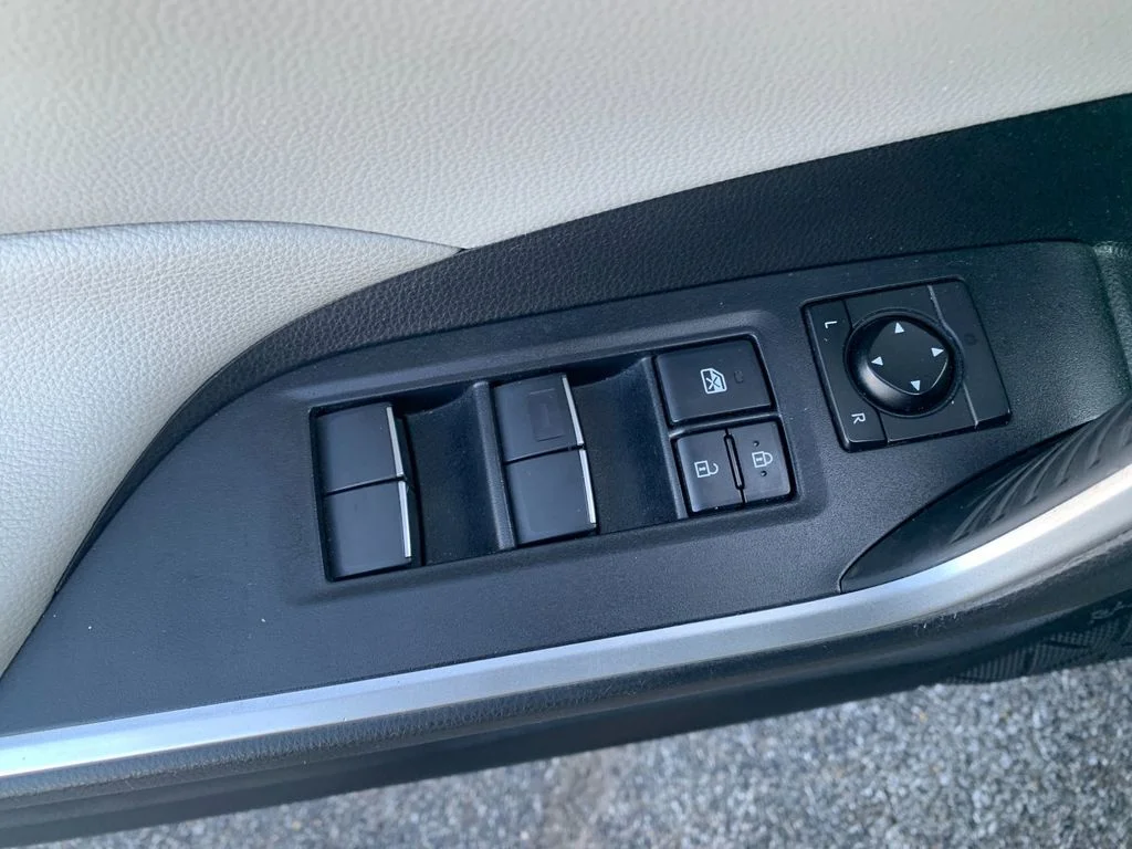Used 2020  Toyota XLE Premium image 13