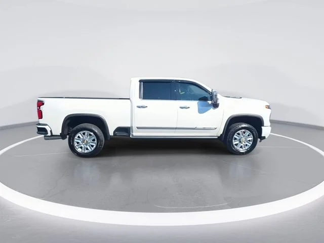 Used 2025 Beige Chevrolet High Country image 9