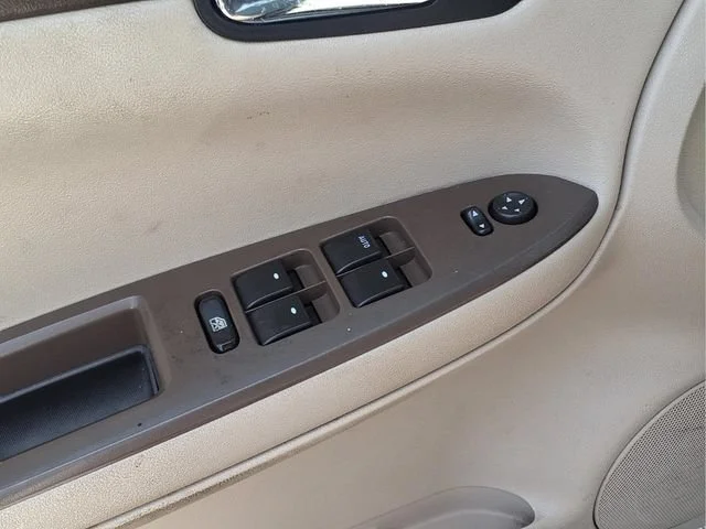 Used 2007 White Chevrolet 3.5L LT image 12