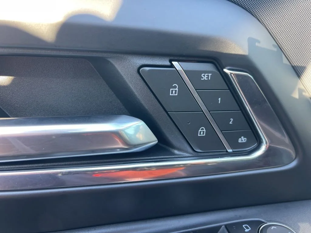 Used 2025 Summit White Chevrolet LT - Extended Range image 13