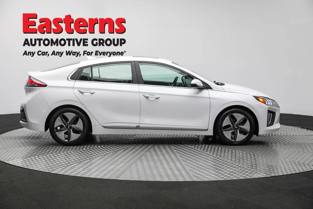 Used 2022 White Hyundai Limited image 4
