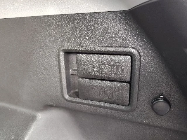 Used 2023 White GMC SLE image 28