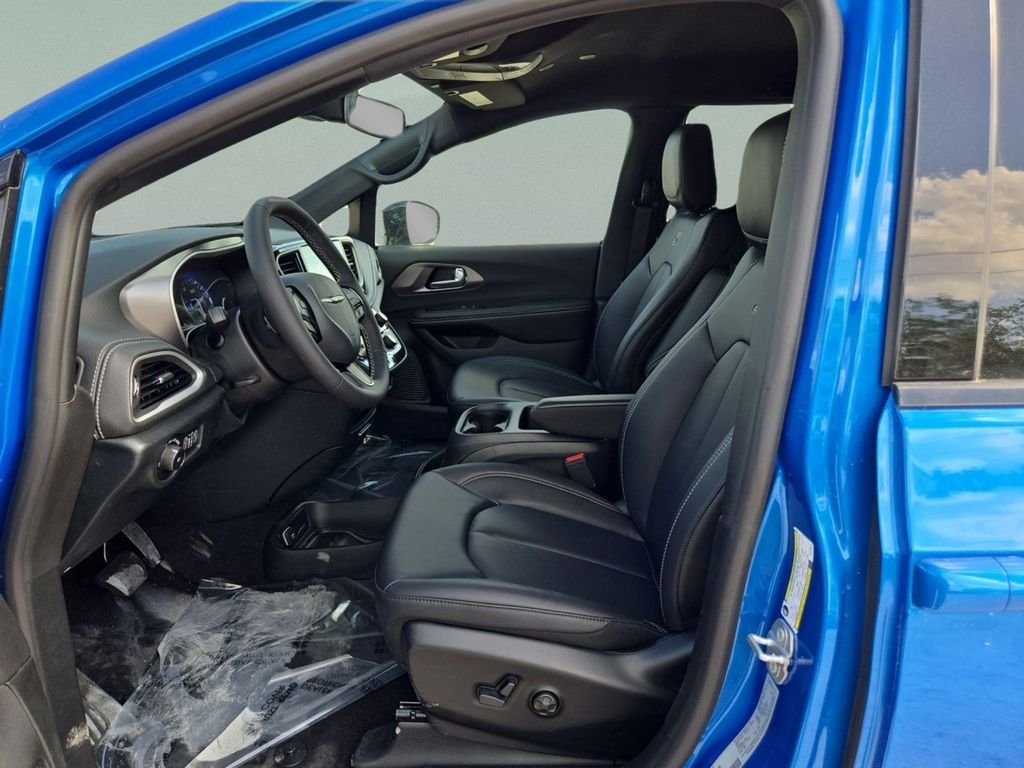 New 2026 Hydro Blue Pearl-Coat Exterior Paint Chrysler Select image 18