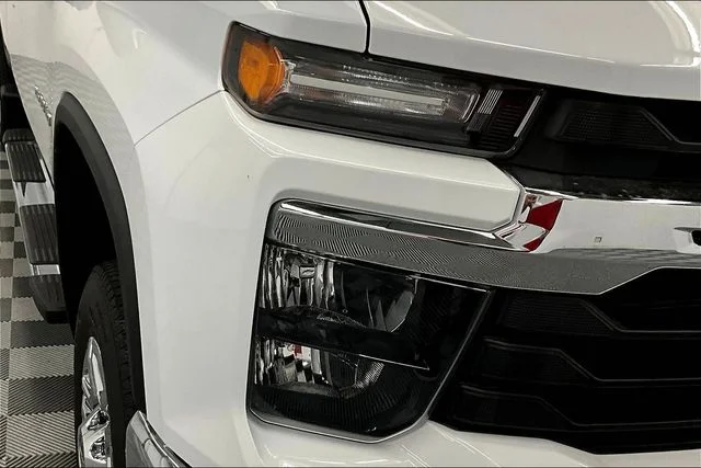 Used 2025 Summit White Chevrolet LT image 35
