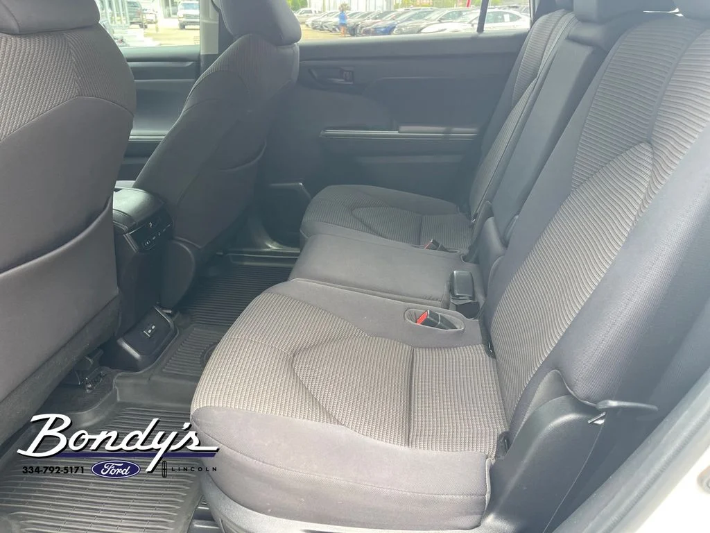 Used 2023 Pearl Toyota LE image 11