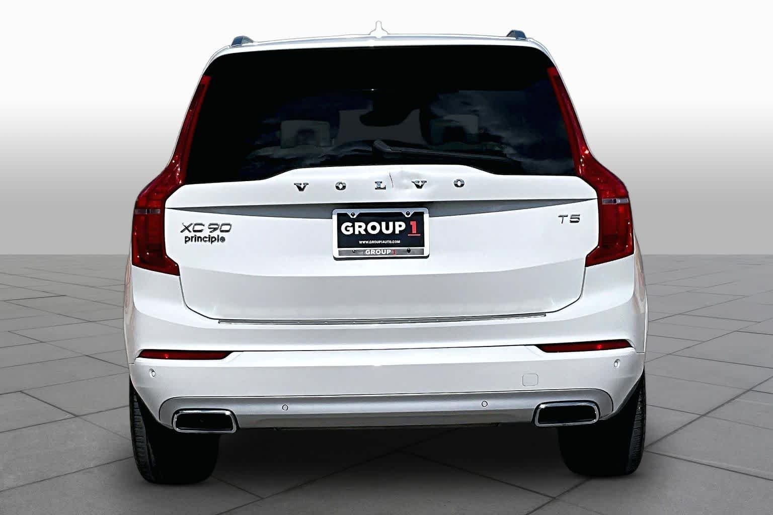 Used 2021 Crystal White Metallic Volvo Momentum image 5