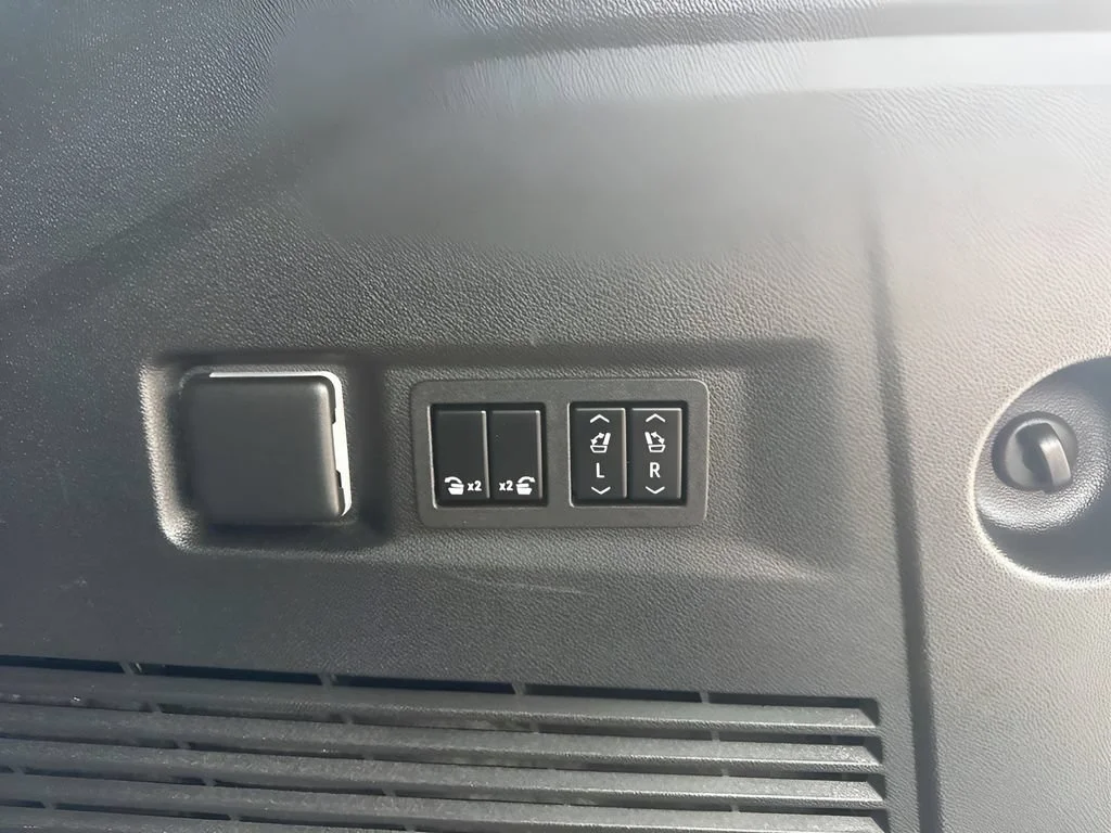 Used 2023 Black Chevrolet Z71 image 35