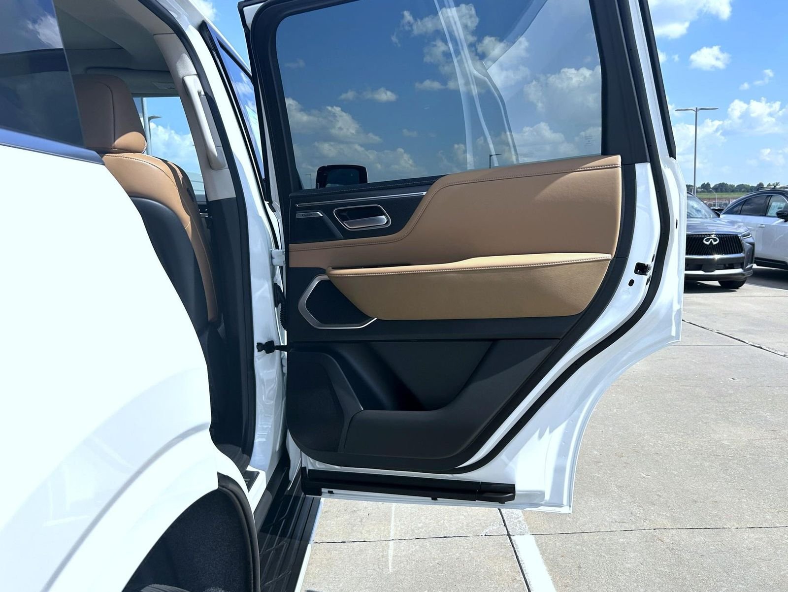 New 2027 RADIANT WHITE INFINITI Luxe 4WD image 17