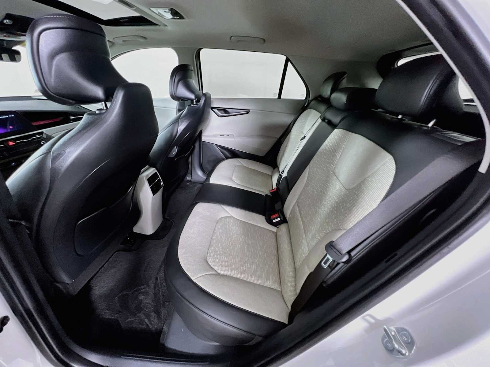 Used 2025 Snow White Pearl Kia Wave image 26