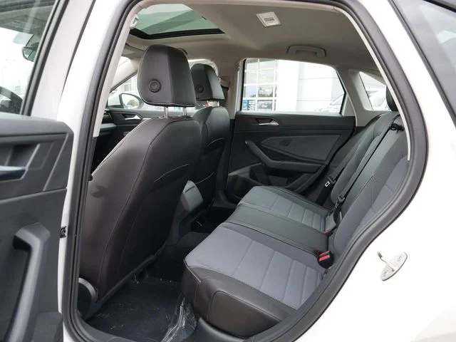 2025 Volkswagen Jetta SE - Photo 8