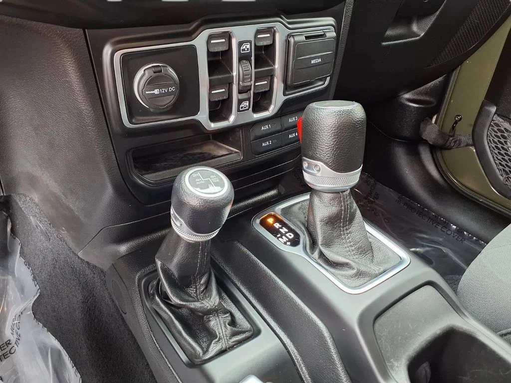 Used 2022 Green Jeep Sport image 9