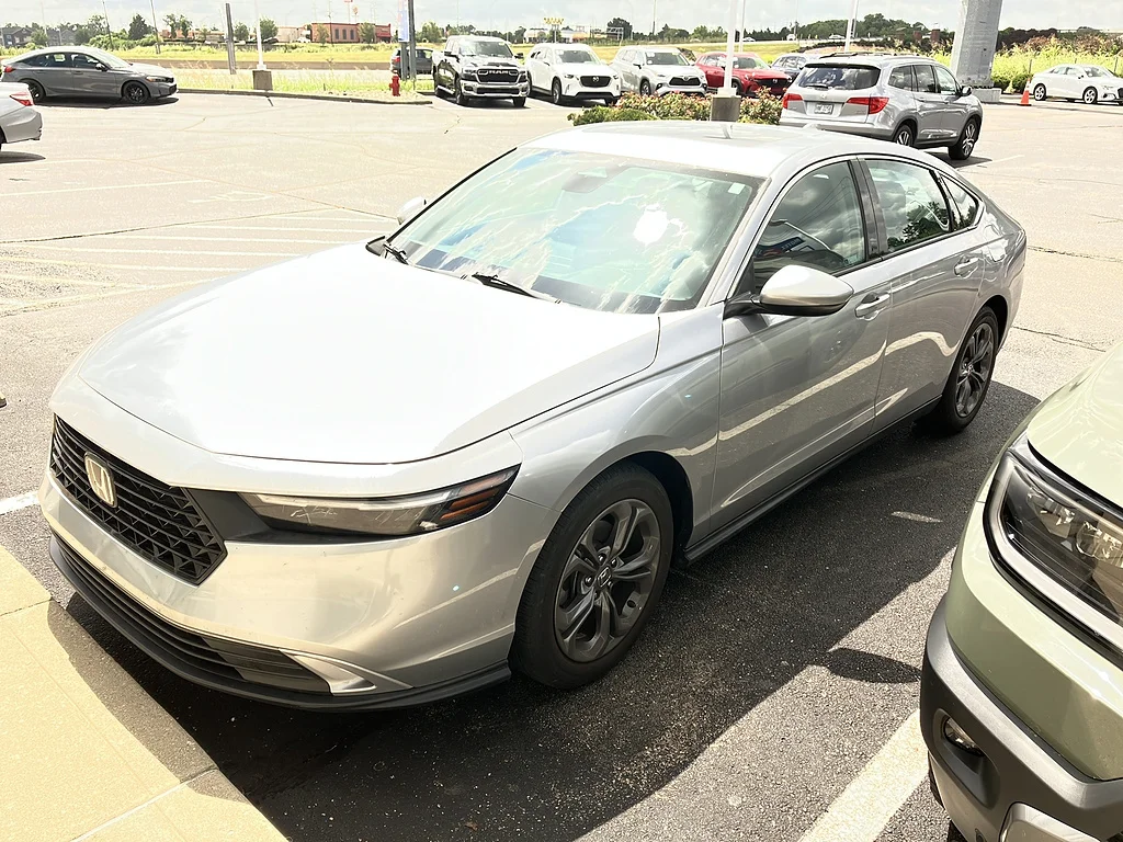 Certified Used 2023 Lunar Silver Metallic Honda EX image 5