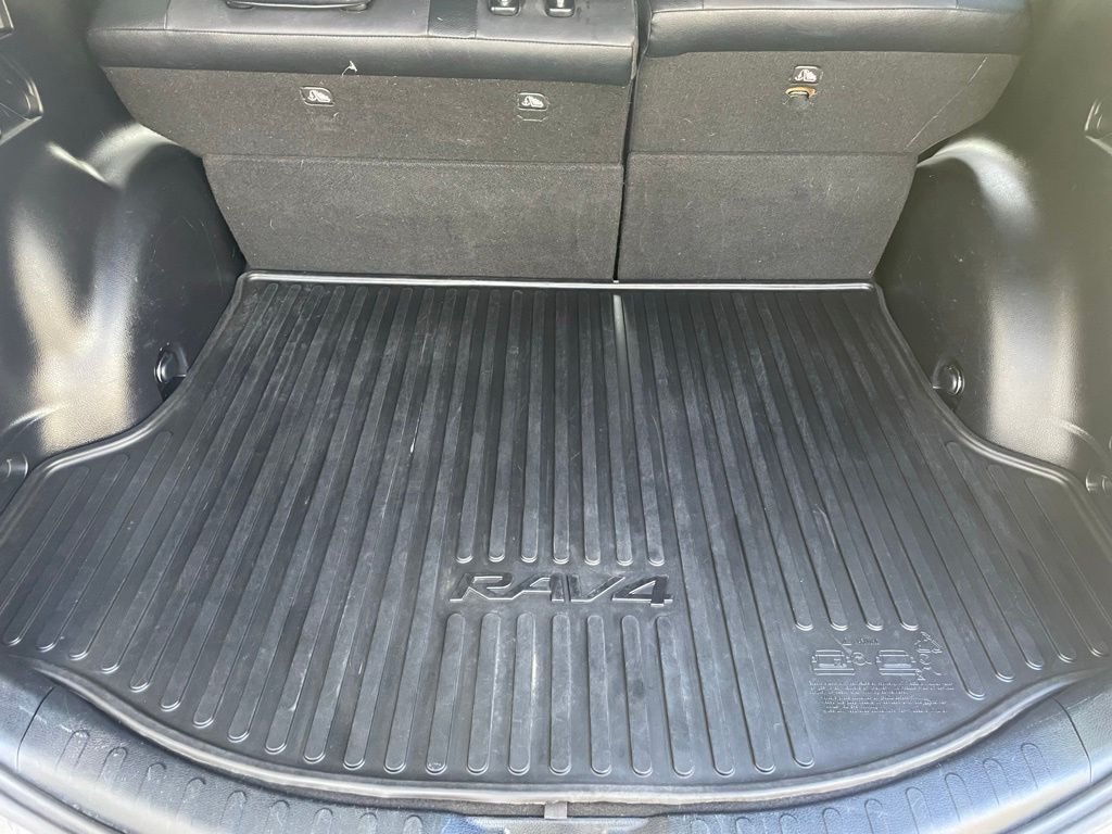 Used 2018 Magnetic Gray Metallic Toyota SE image 7
