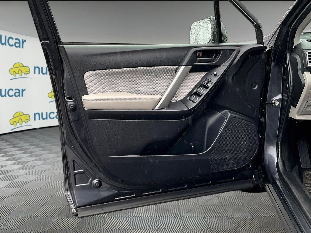 Used 2018 Gray Subaru 2.5i Premium image 9