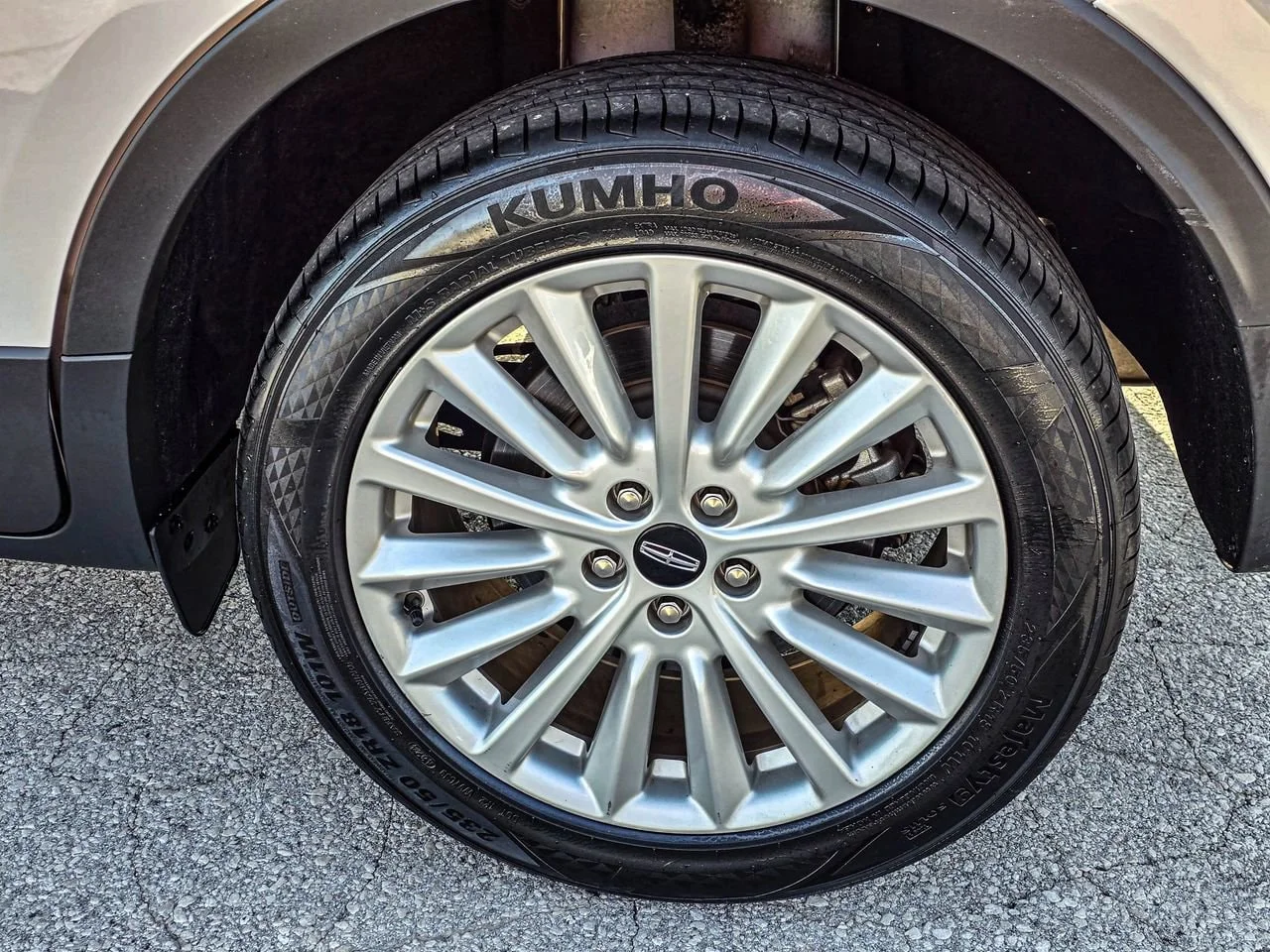 Used 2019 White Lincoln Standard image 6