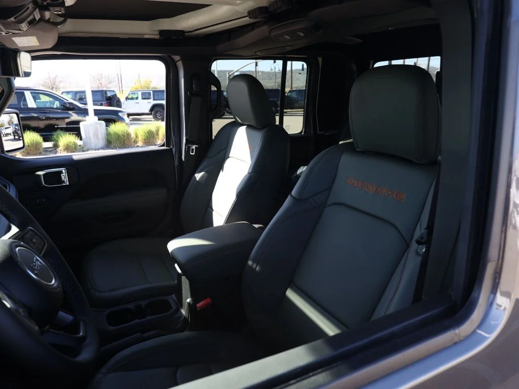 New 2026 Granite Crystal Metallic Clear-Coat Exterior Paint Jeep Mojave X image 14