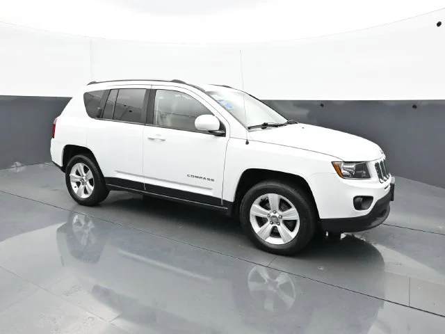 Used 2016 Bright White Clearcoat Jeep Latitude image 9