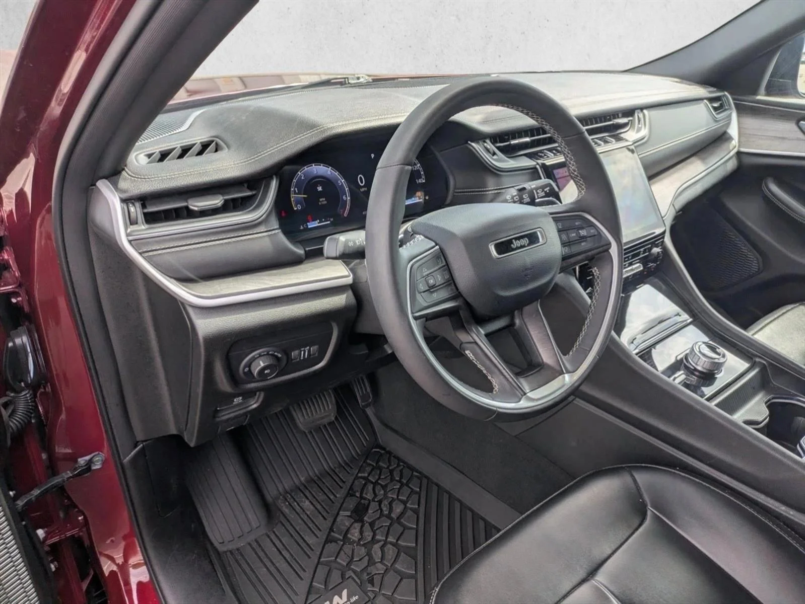 Used 2024 Velvet Red Pearlcoat Jeep Limited image 9