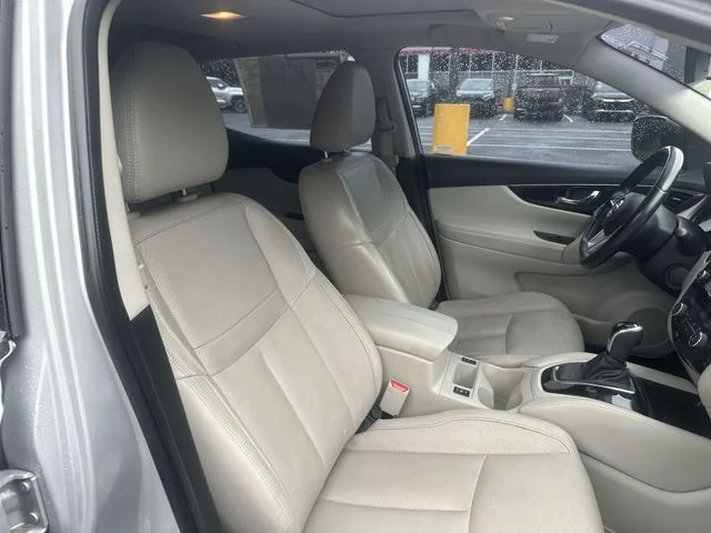 Used 2018 Silver Nissan SL image 30