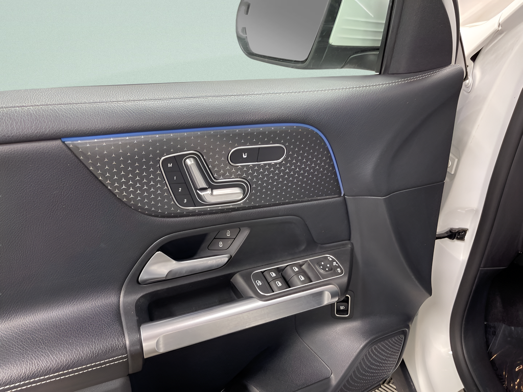 Used 2025  Mercedes-Benz GLB 250 4MATIC® image 21