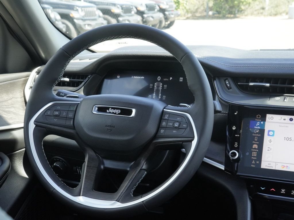 New 2026 Diamond Black Crystal Pearl-Coat Exterior Paint Jeep Laredo Altitude image 26