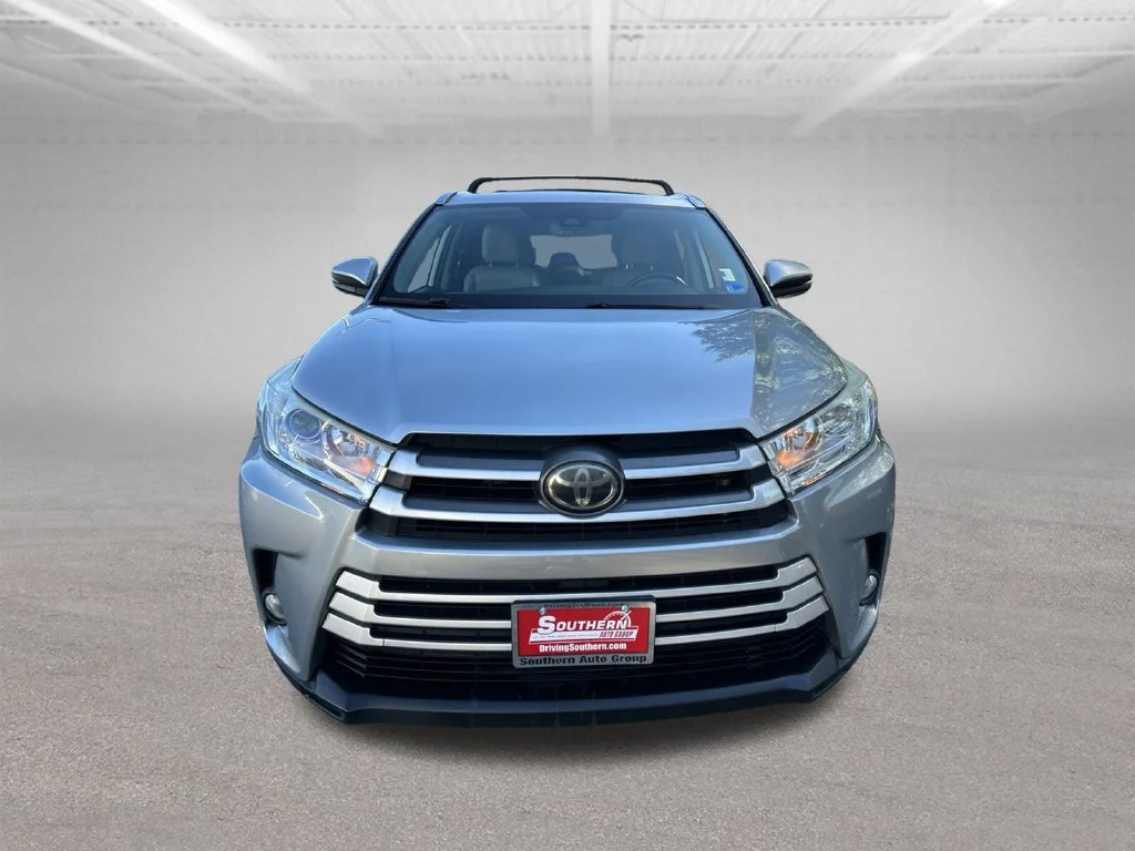 Used 2019 Silver Toyota XLE image 9