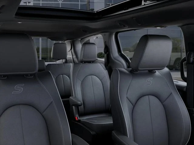 New 2026 Diamond Black Crystal Pearl-Coat Exterior Paint Chrysler Limited image 52