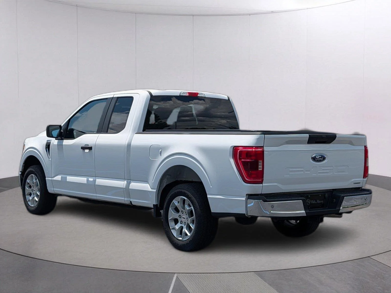Used 2022 Oxford White Ford XLT image 3