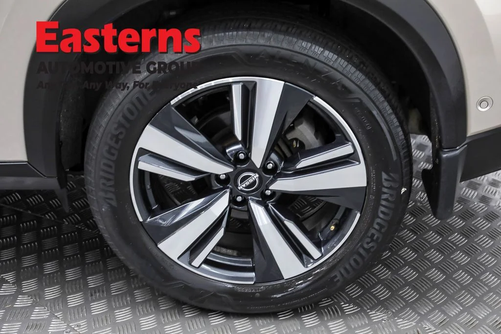 Used 2022 Silver Nissan SL image 29