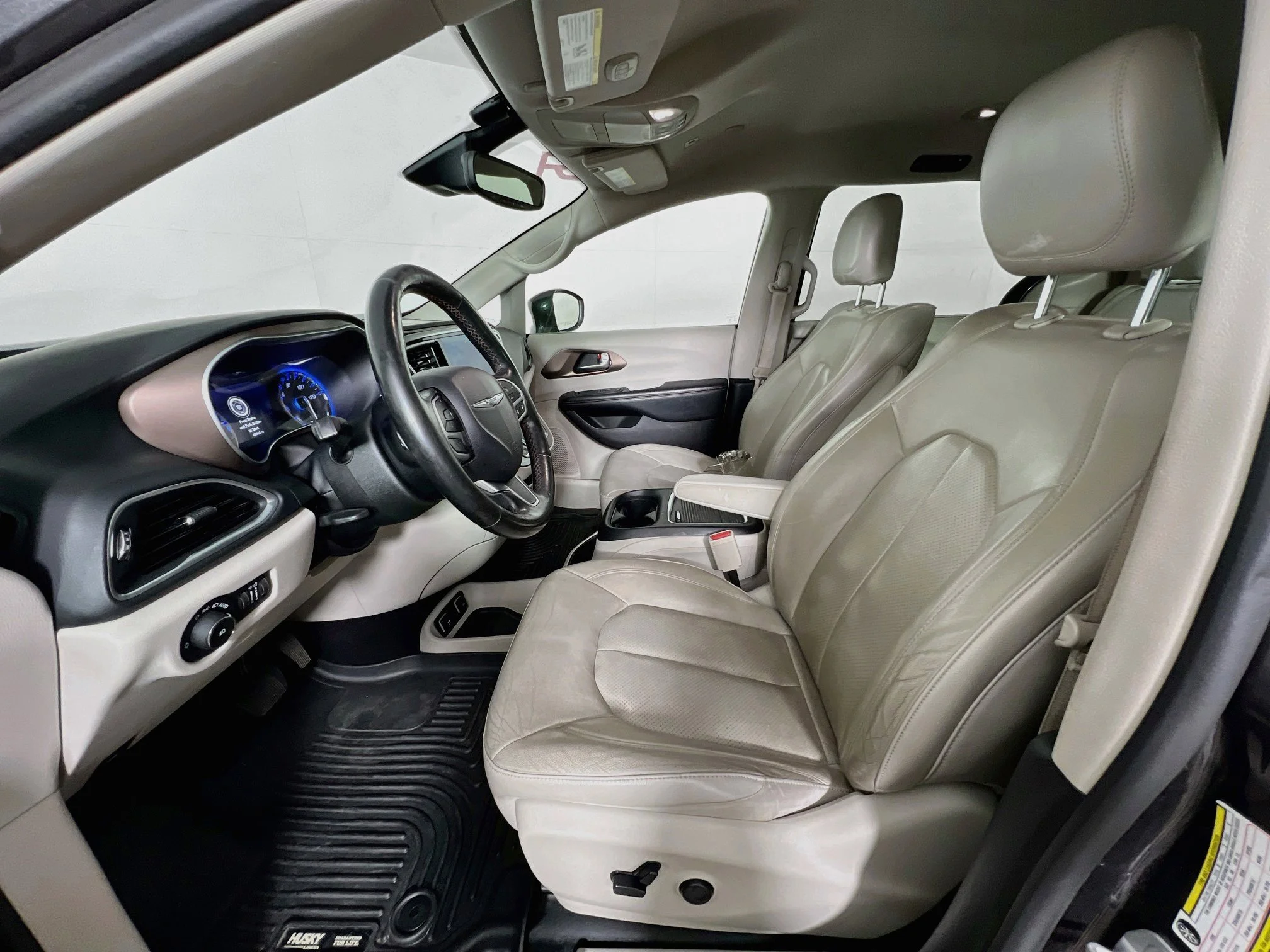 Used 2019 Granite Crystal Metallic Clearcoat Chrysler TOURING L PLUS image 9