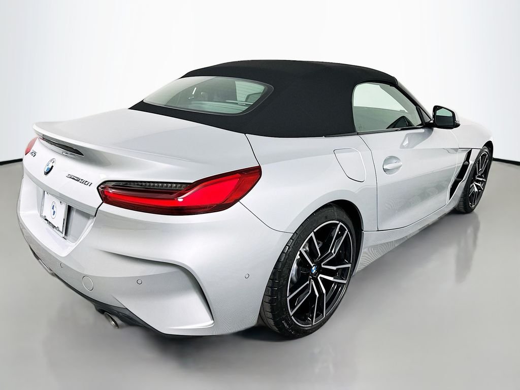 Used 2022 Glacier Silver Metallic BMW sDrive30i image 5