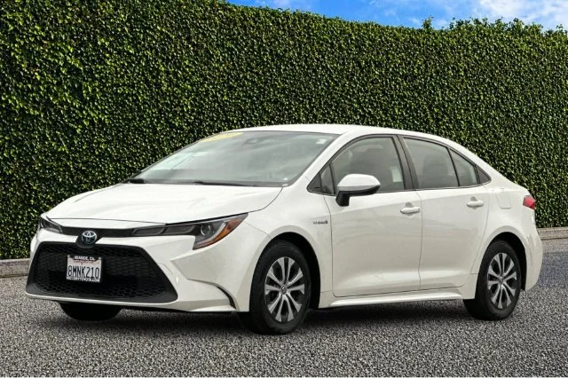Used 2020 White Toyota LE image 7