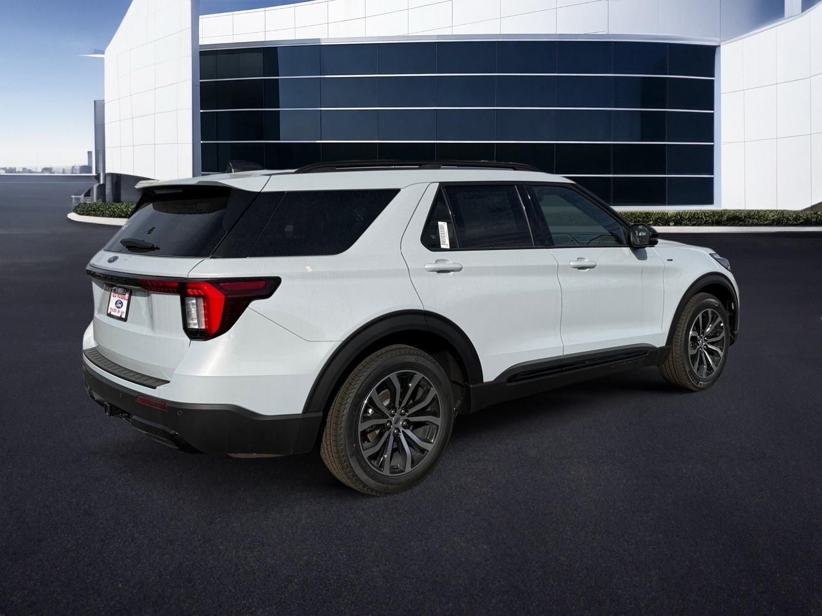 New 2026 Space White Metallic Ford ST-Line image 5