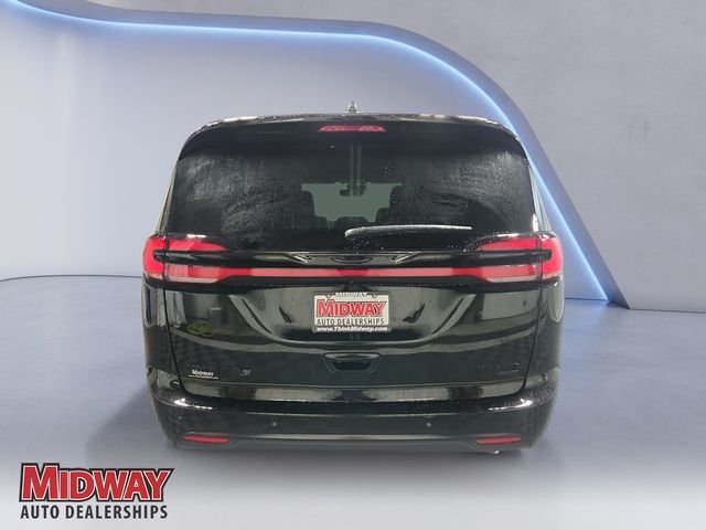 New 2027 Diamond Black Crystal Pearl-Coat Exterior Paint Chrysler Limited image 4