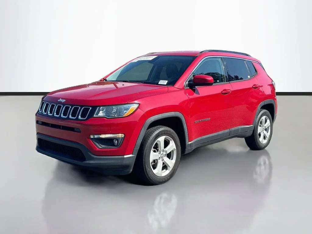 Used 2019 Red Jeep Latitude image 3