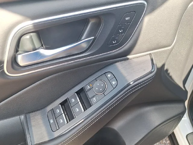 Used 2023 White Nissan Platinum image 11