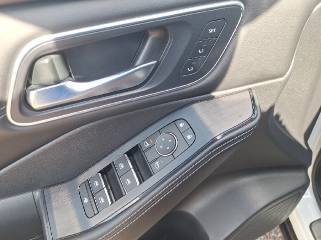 Used 2023 White Nissan Platinum image 11