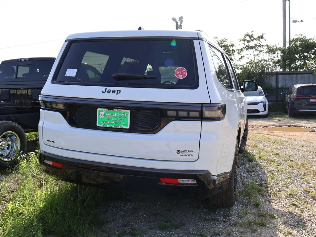 New 2026 Bright White Clear-Coat Exterior Paint Jeep Limited Reserve image 17