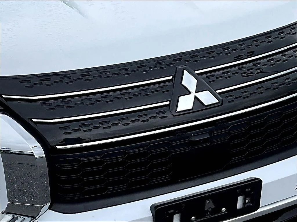 Used 2023  Mitsubishi SE image 31