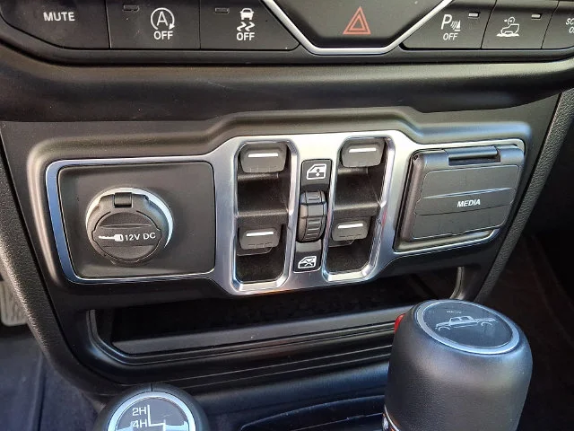 Used 2022 Green Jeep Overland image 25