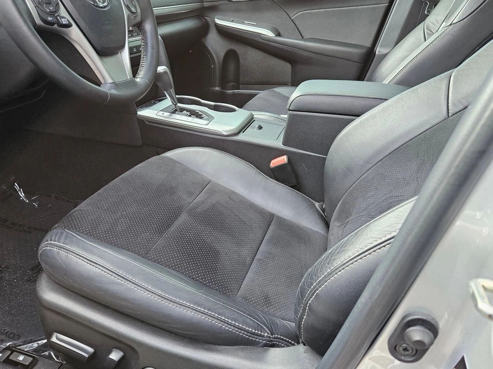 Used 2014 Classic Silver Metallic Toyota SE image 17