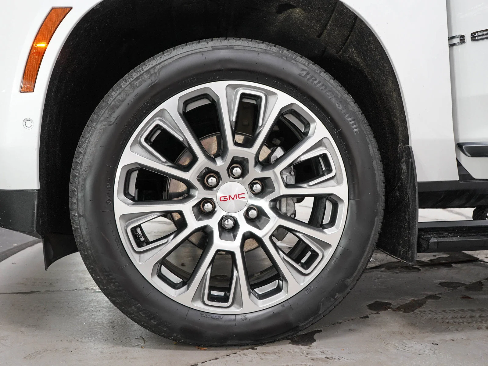 Used 2025 White Frost Tricoat GMC Denali image 30