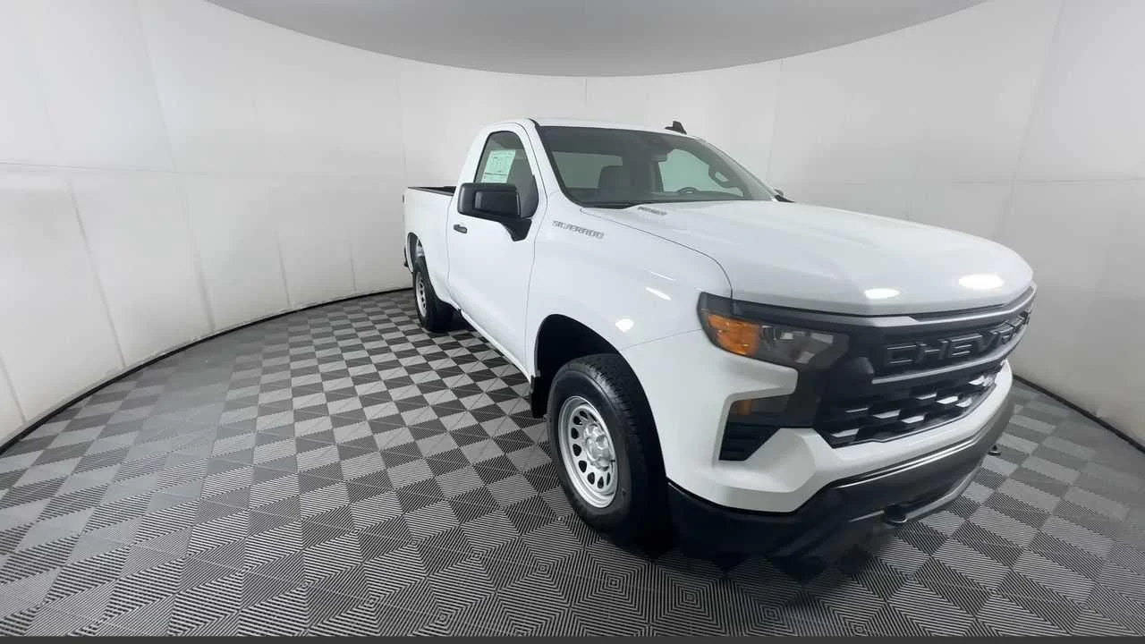 New 2026 Summit White Chevrolet WT image 4