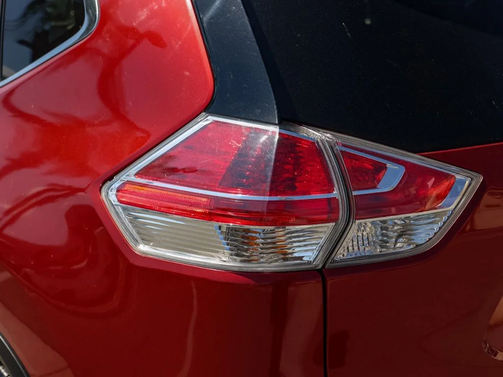 Used 2015 Red Nissan SV image 6