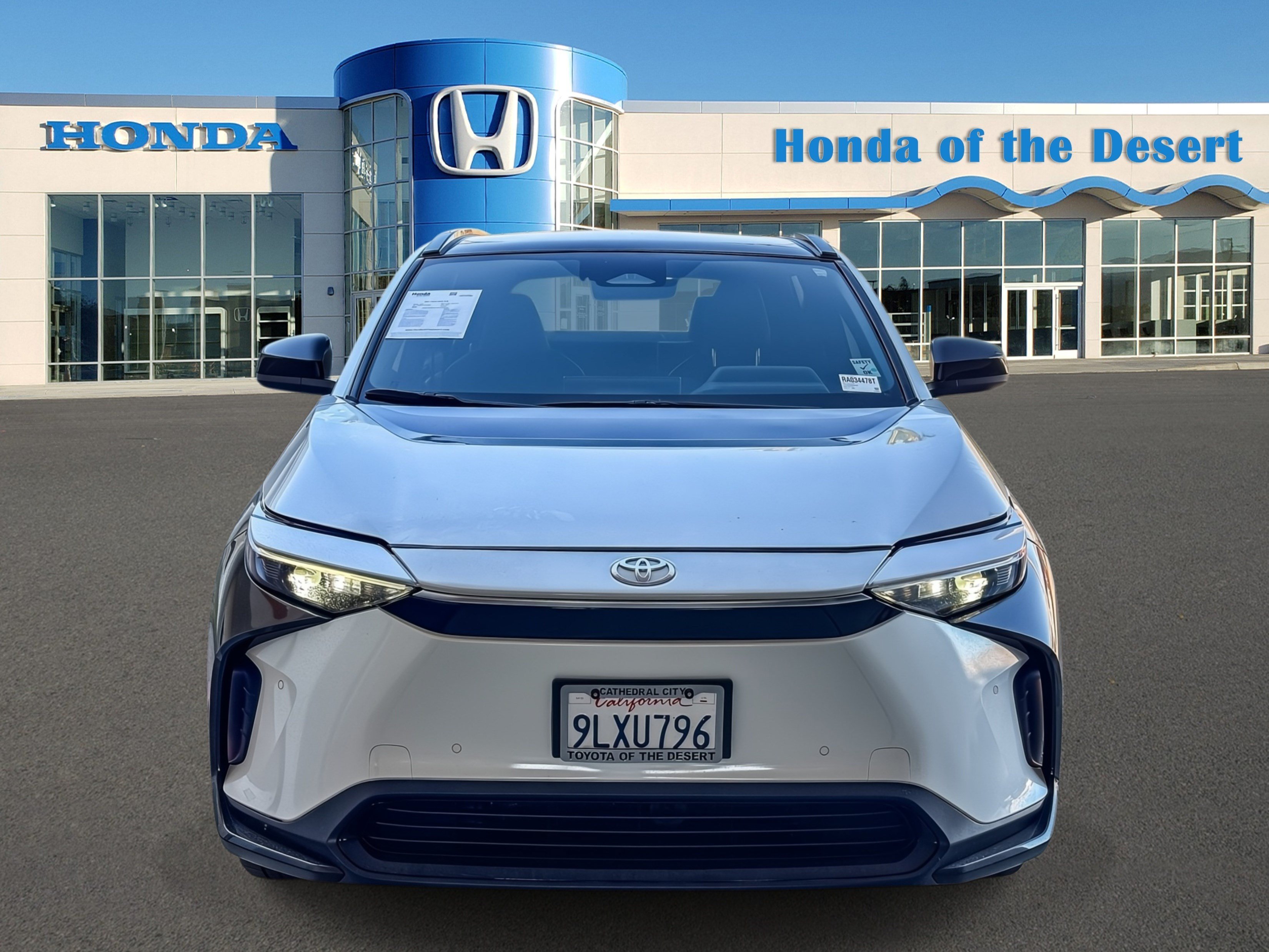 Used 2024 Pearl Toyota XLE image 2