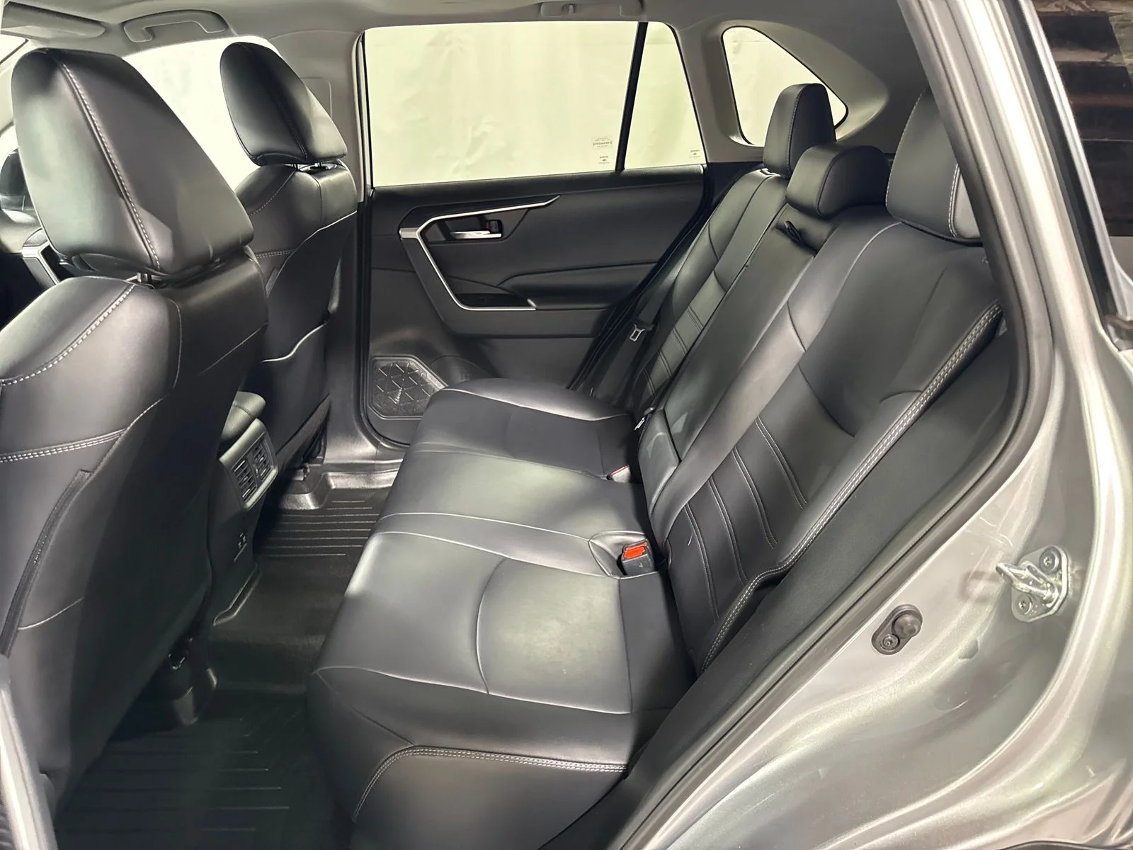 Used 2019 Silver Sky Metallic Toyota XLE Premium image 5