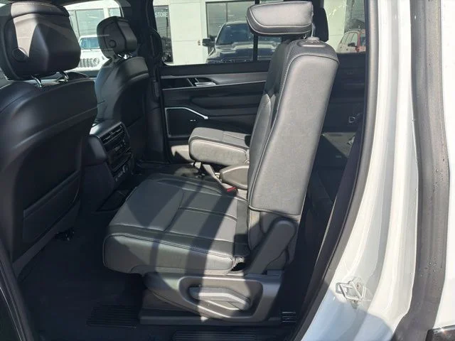 New 2026 Bright White Clear-Coat Exterior Paint Jeep Limited Altitude image 9