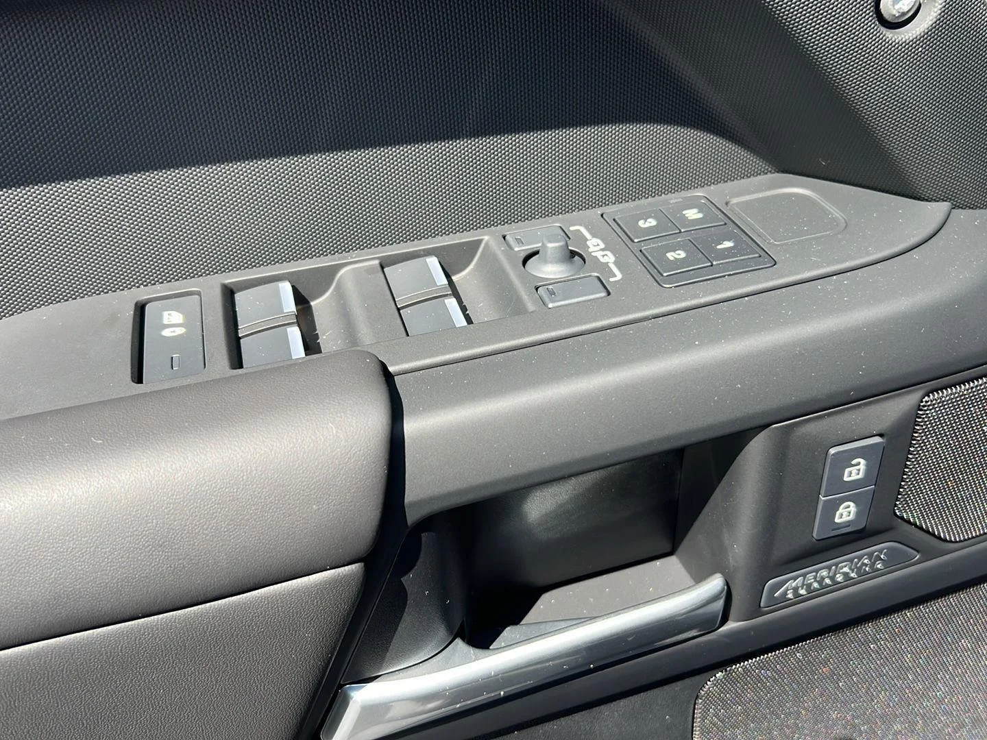 New 2026 Borasco Grey Metallic Land Rover X-Dynamic SE image 25